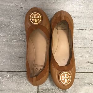 Tory Burch flats in tan / light brown